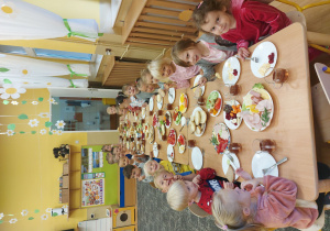 Dzieci wspólnie przygotowują sobie śniadanie z różnych produktów spożywczych